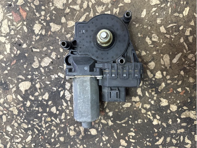 Моторчик склопідйомника двері задніх, лівих 0130821784 BOSCH