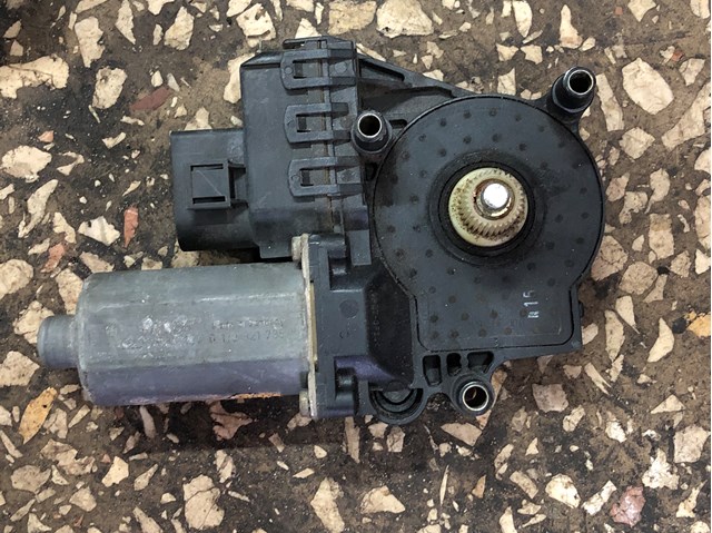 Моторчик склопідйомника двері задніх, правих 0130821785 BOSCH