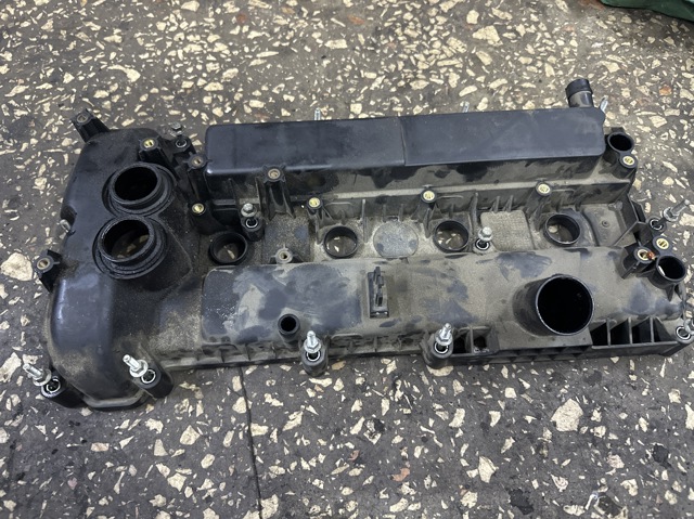 Кришка клапанів LR056035 LAND ROVER