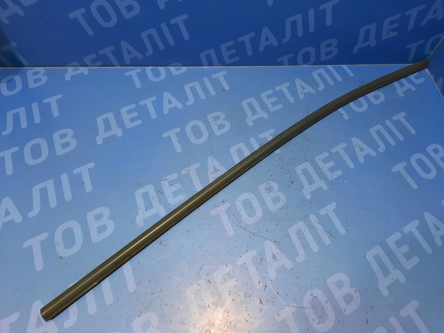 Ущільнювач скла передніх дверей лівих, зовнішній (планка) 11A8374775AP VAG