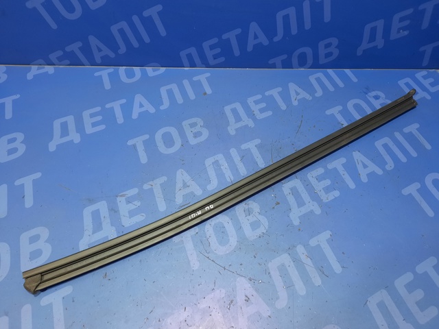 Ущільнювач скла передніх дверей правої, внутрішній (планка) 11A837480 VAG