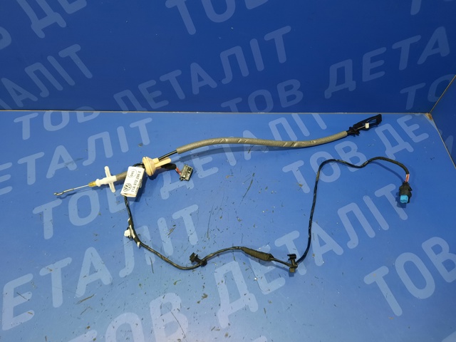 Трос відкривання двері передньої правої 11A972296E VAG