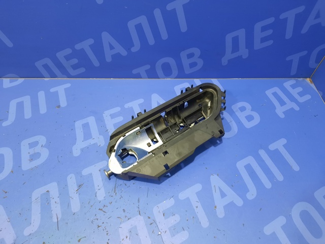 Тримач зовнішньої ручки дверей, передньої лівої 11B837811G VAG