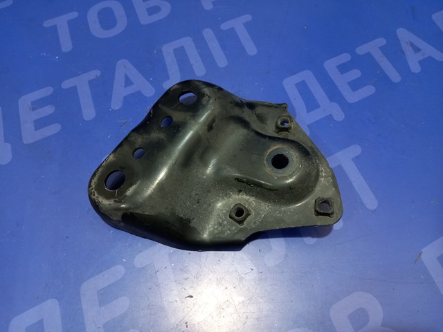 Кронштейн передньої балки 20216FL020 SUBARU