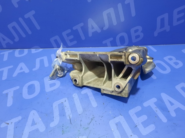 Кронштейн подушки (опори) двигуна, правої 22116790026 BMW