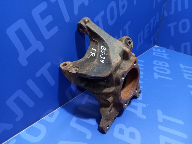 Кулак поворотний правий 28411AL06A SUBARU