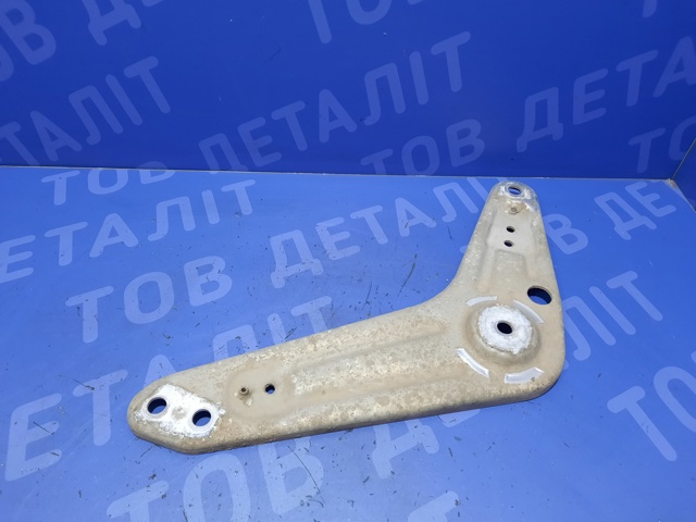 Кронштейн задньої балки 33326770977 BMW