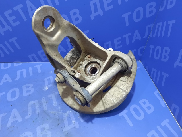 Кулак поворотний правий 33326879102 BMW