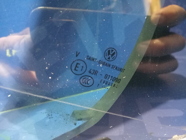 Скло-кватирка двері, задній, лівою 3G9845213S VAG