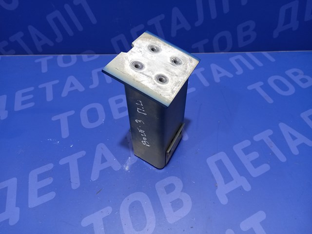 Кронштейн підсилювача переднього бампера 42551576 GM