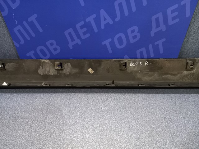 Накладка зовнішня (молдинг) порога, правий 42617387 GM