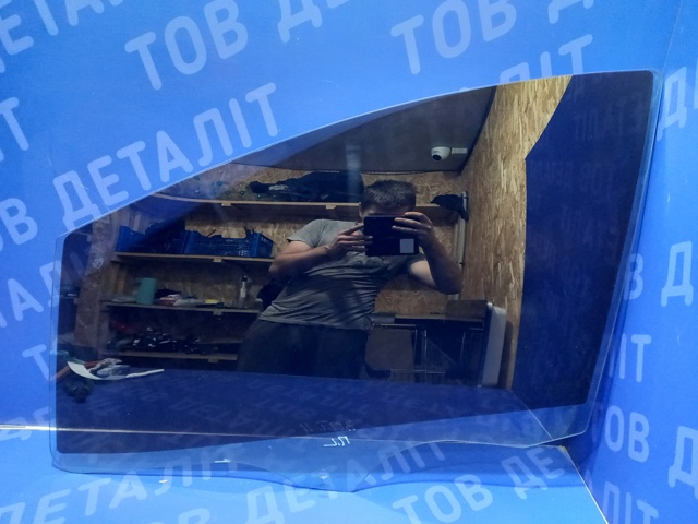 Скло водійських дверей 42642562 GM