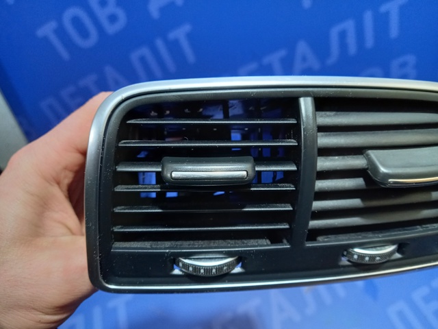 Решітка вентиляції салону в підлокітнику, задня 4G0819203C6PS VAG