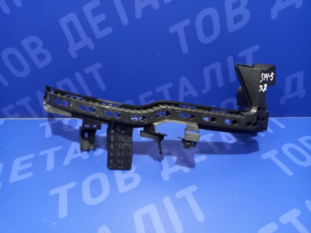 Кронштейн бампера переднього, правий 57707SJ000 SUBARU