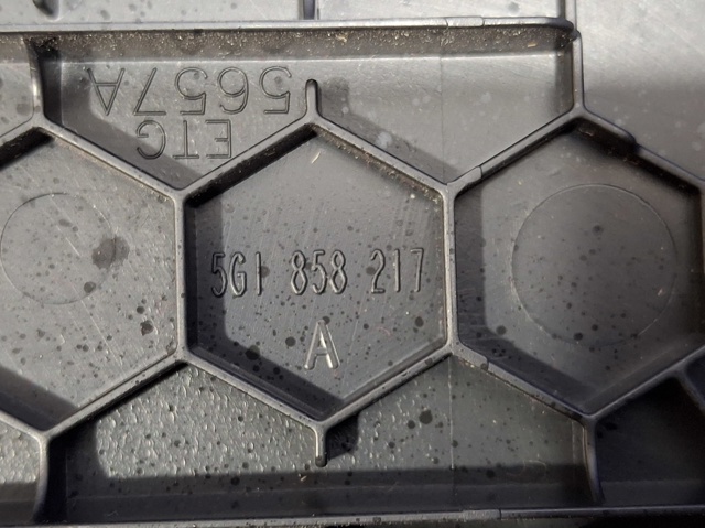 Кришка бічна панелі "торпедо", ліва 5G1858217A82V VAG