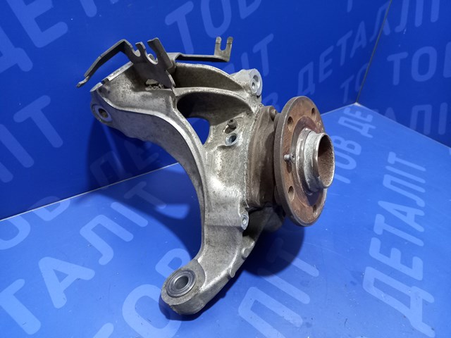 Кулак поворотний передній правий 5Q0407254A VAG