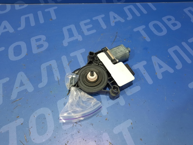 Моторчик склопідйомника двері задніх, лівих 5Q0959407 VAG