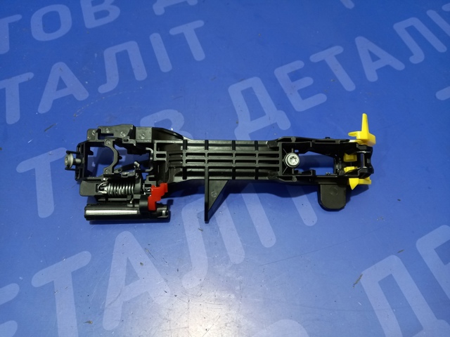 Тримач зовнішньої ручки дверей, передньої правої 61142AL00A SUBARU