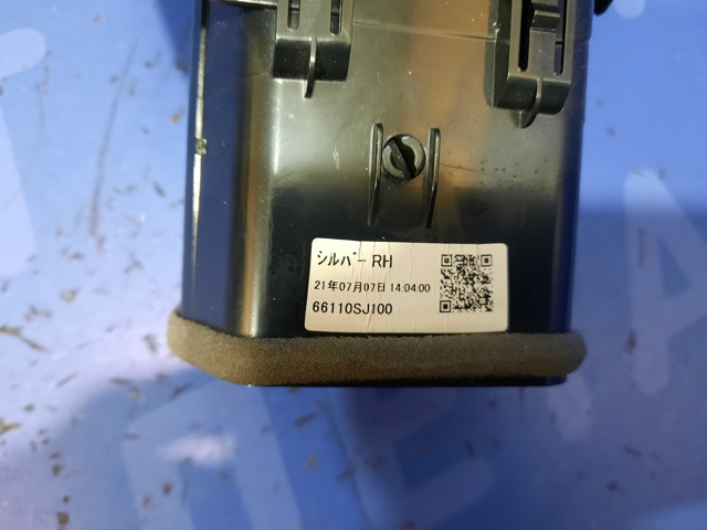 Решітка вентиляції салону на "торпедо", права 66110SJ100 SUBARU