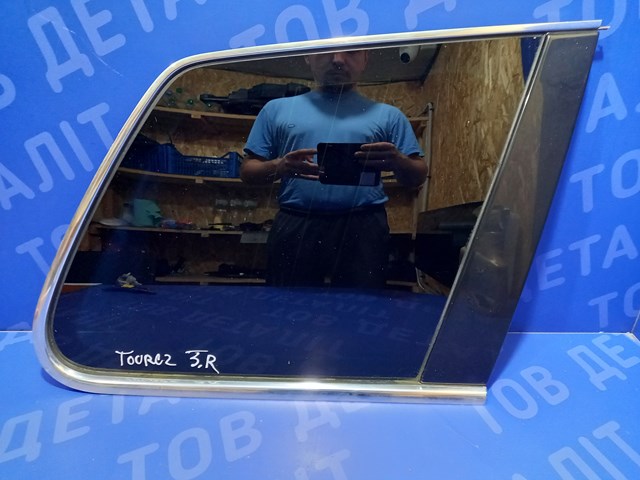 Скло багажного відсіку, праве 7L6845298EH VAG