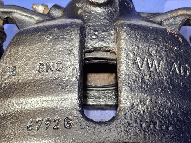 Супорт гальмівний, передній, правий 8V0615124 VAG