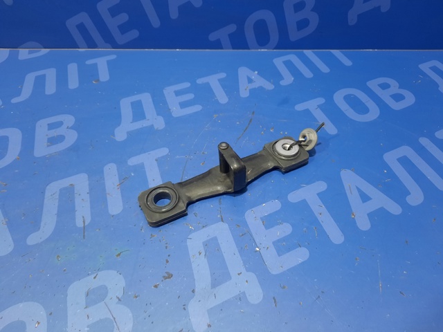 Фіксатор (зацеп) замка дверей 8V0827507K VAG