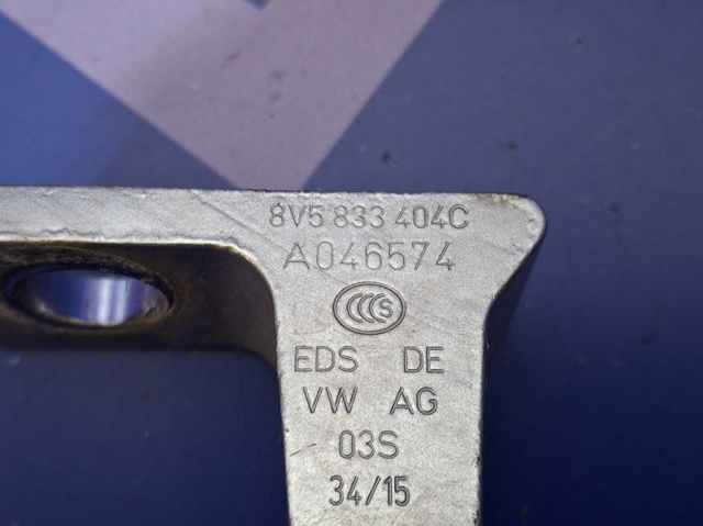 Петля задніх дверей, правих 8V5833404B VAG