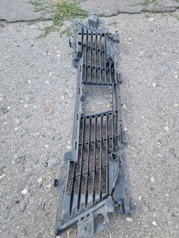Решітка переднього бампера, центральна 98396546XT PEUGEOT