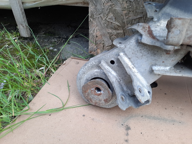 Балка задньої підвіски поперечна A2113507508 MERCEDES