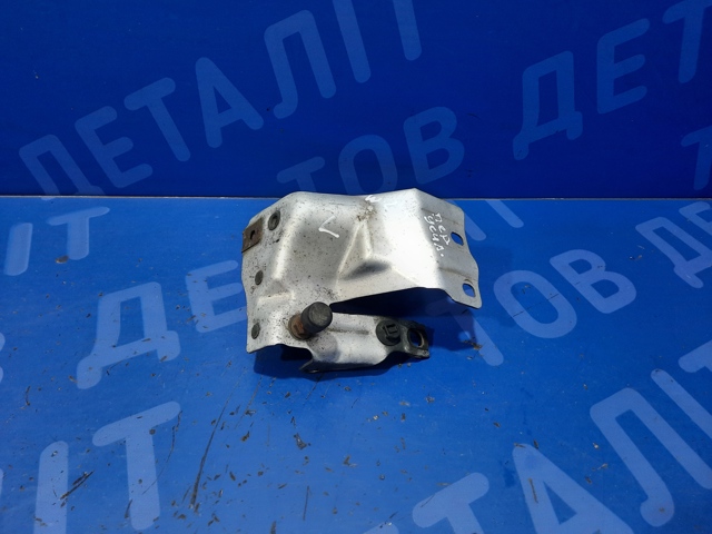 Лівий кронштейн переднього бампера A2116203931 MERCEDES