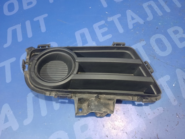 Решітка переднього бампера, права C23550C11A MAZDA