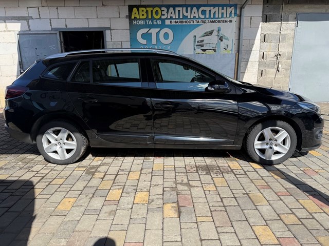 Двері задні в зборі 821004555R RENAULT