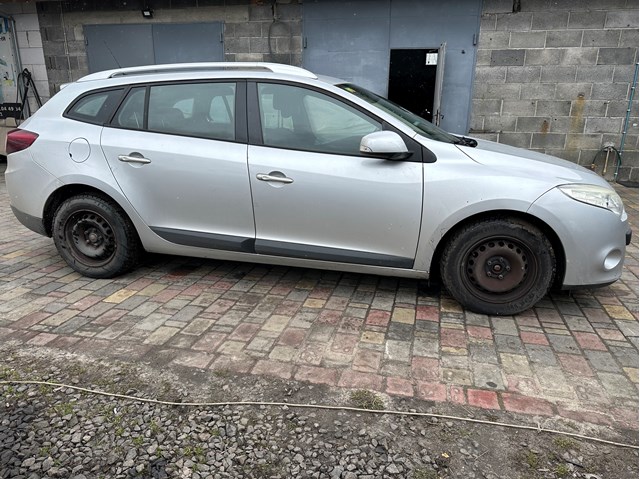Скло кузова/багажного відсіку, праве 833060017R RENAULT
