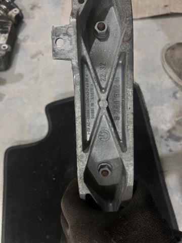 Кріплення коробки передач 22326760302 BMW
