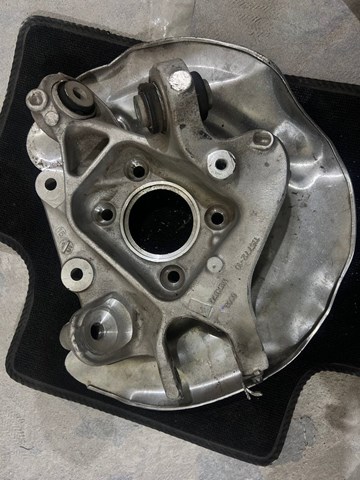 Цапфа поворотна ліва 33306871027 BMW