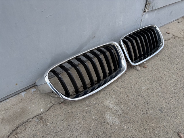 Решітка радіатора ліва 51137260497 BMW