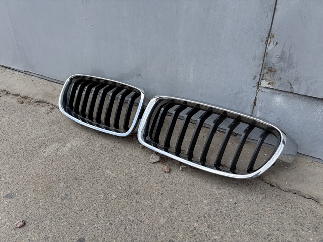 Решітка радіатора права 51137260498 BMW