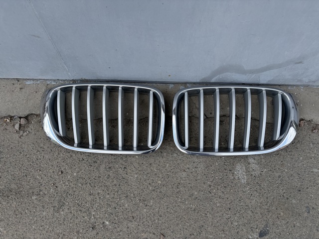 Решітка радіатора права 51137367422 BMW