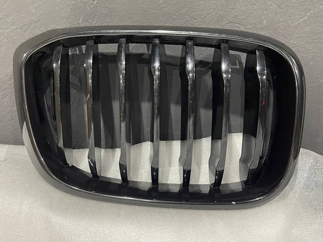 Решітка радіатора права 51137464922 BMW