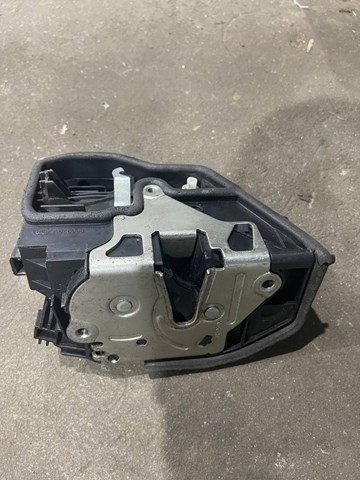 Замок двері правої передньої 51217167074 BMW