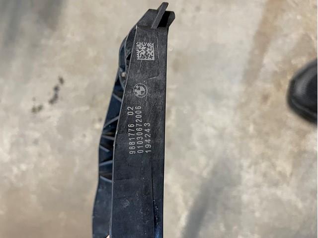 Тримач зовнішньої ручки дверей, передньої правої 51219881776 BMW