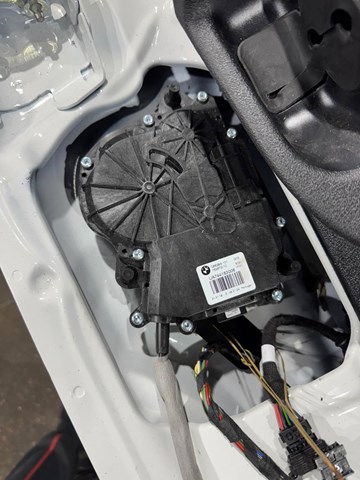 Мотор (клапан) дотягування багажника 51247441630 BMW