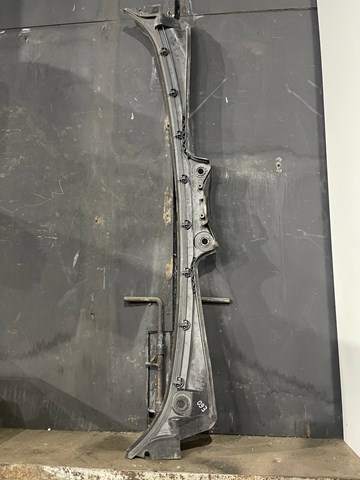 Водостік лобового скла, жабо 51717027083 BMW