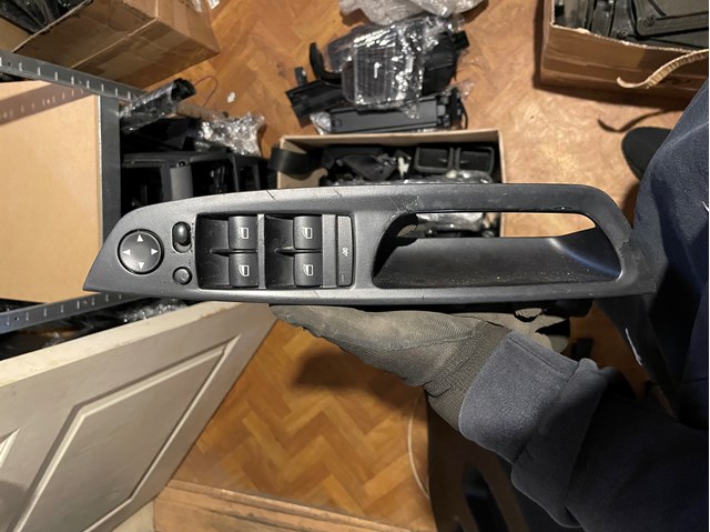 Кнопковий блок керування склопідіймачами передній лівий 61319122120 BMW