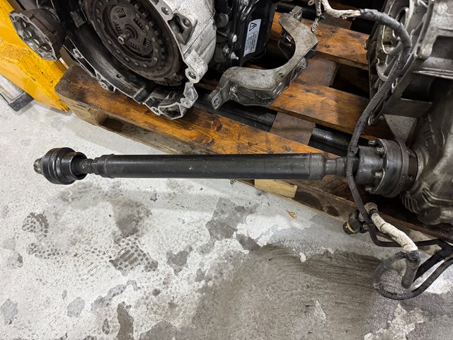 Вал карданний, передній LR034513 LAND ROVER
