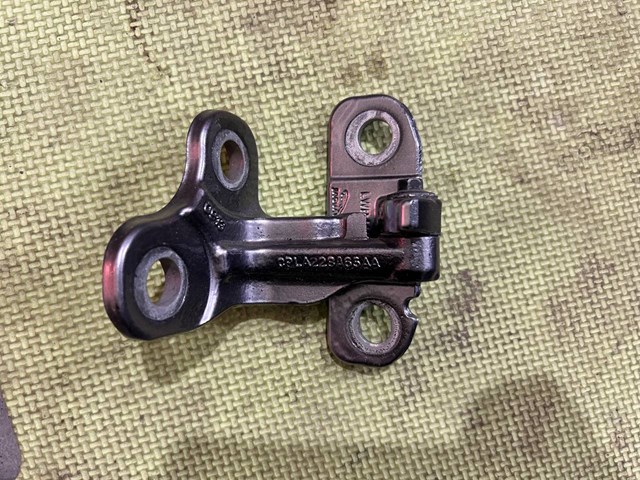 Петля передніх дверей права LR036578 LAND ROVER