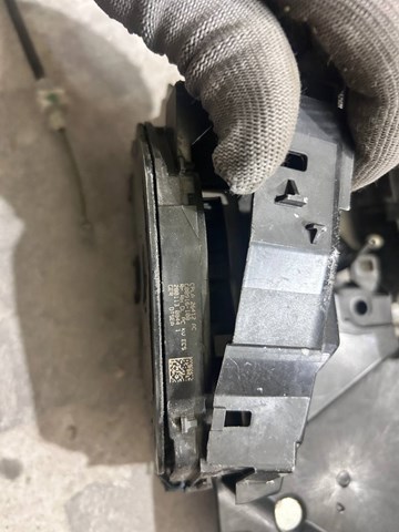 Замок задньої дверї, правої LR048257 LAND ROVER