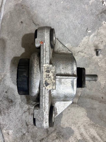 Ліва опора двигуна LR051516 LAND ROVER