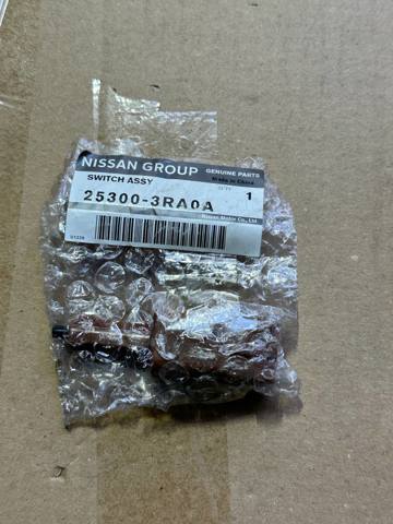Вимикач сигналу гальмування 253003RA0A NISSAN