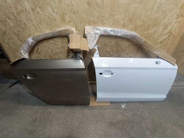 Двері задні в зборі 8V5833052A VAG